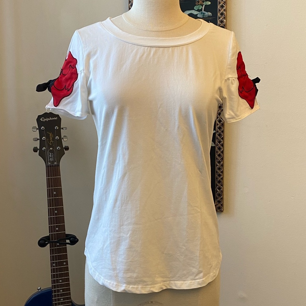 White Tee with Red Bloom/Black Tie Sleeves from Comme Toi. Size M.